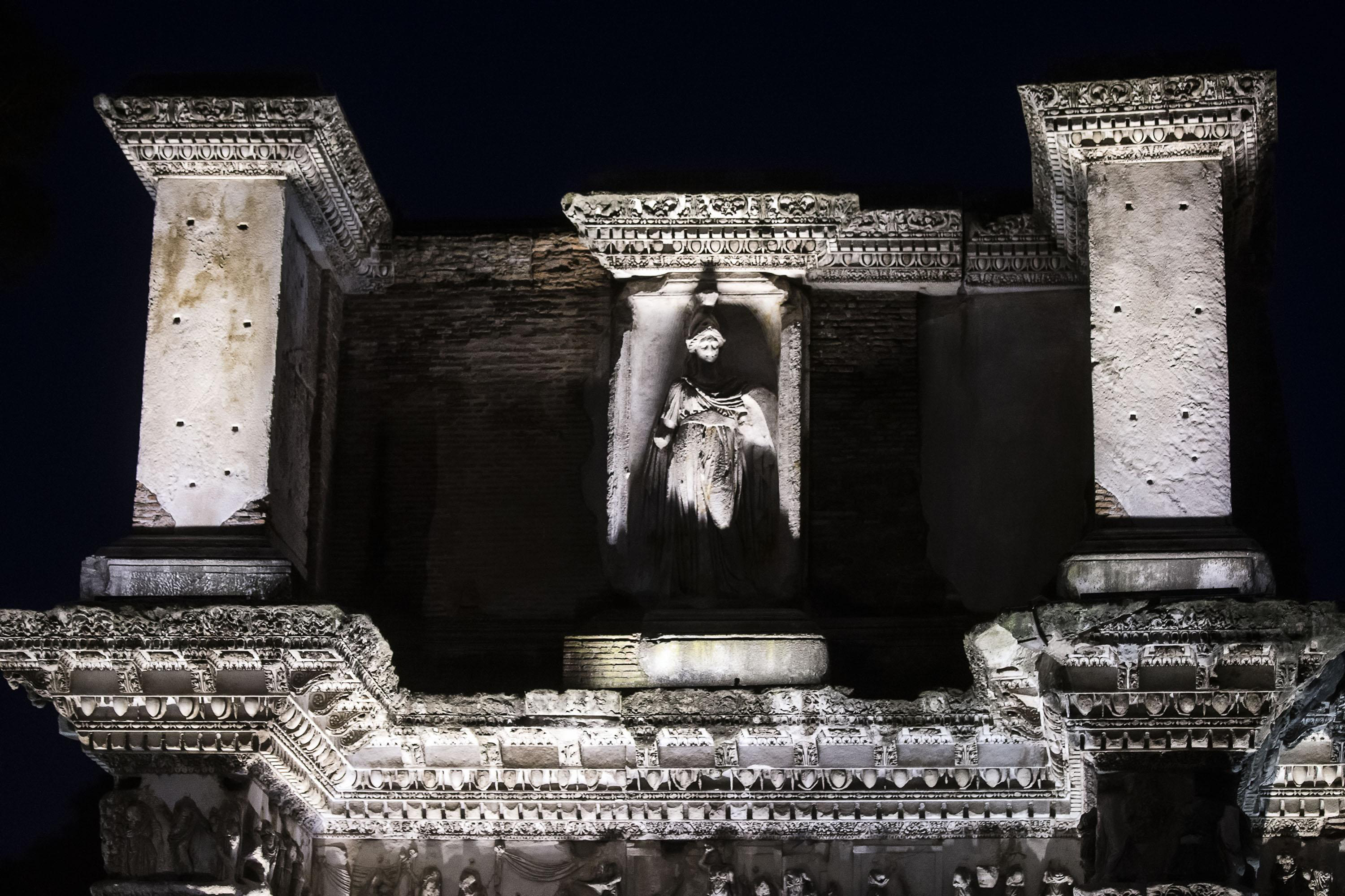 Ρώμη: Τα LED ξαναφέρνουν λάμψη τη νύχτα στις Αυτοκρατορικές Αγορές